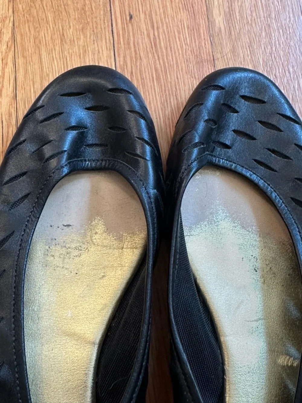 Classic Y2K vintage DVF Black Women's Leather Ballet Flats